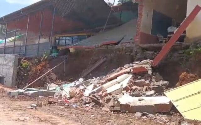 തൃശൂരിൽ സ്‌കൂൾ കെട്ടിടം തകർന്നു വീണു