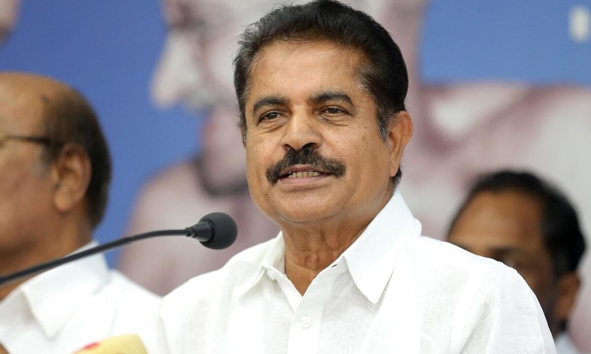 മുഖ്യമന്ത്രിക്കെതിരായ പരസ്യ വിമർശനം: പരാതി എഐസിസിക്ക് നൽകും: അടൂർ പ്രകാശ്
