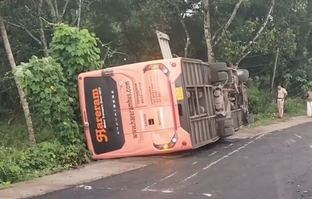 മാരാരിക്കുളത്ത് ദേശീയപാതയിൽ ബസ് മറിഞ്ഞ് 14 പേർക്ക് പരിക്ക്; ഒരാളുടെ നില ഗുരുതരം