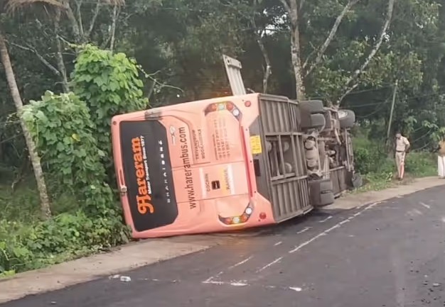 മാരാരിക്കുളത്ത് ദേശീയപാതയിൽ ബസ് മറിഞ്ഞ് 14 പേർക്ക് പരിക്ക്; ഒരാളുടെ നില ഗുരുതരം