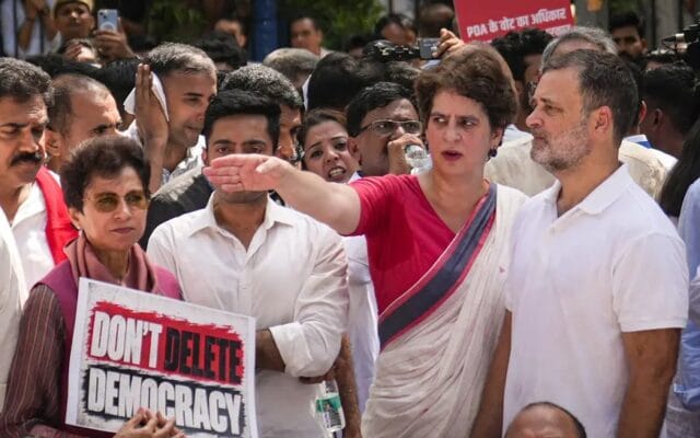 ഗ്യാനേഷ് കുമാറിന്റെ രാജി ആവശ്യപ്പെട്ട് ഇന്ത്യാ സഖ്യത്തിന്റെ മാർച്ച്: ഡൽഹിയിൽ ബാരിക്കേഡിന് മുകളിൽ കയറി പ്രതിഷേധം