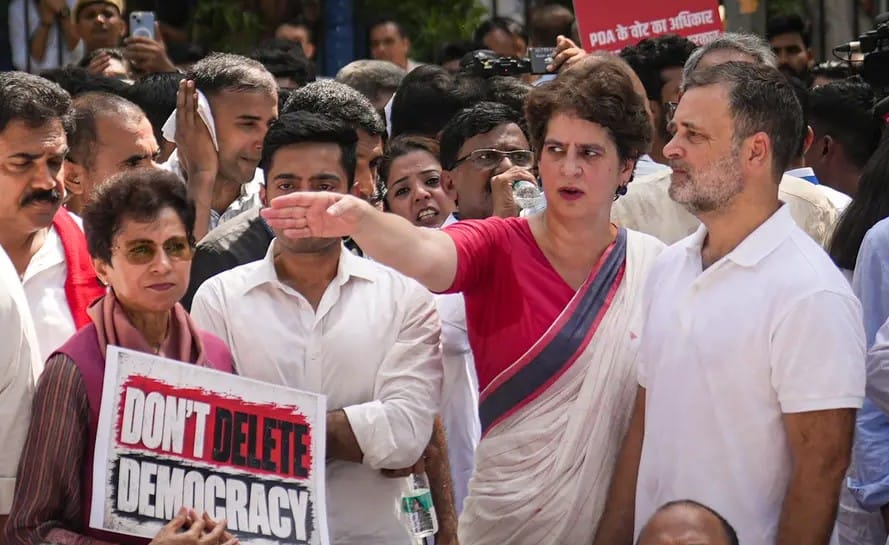 ഗ്യാനേഷ് കുമാറിന്റെ രാജി ആവശ്യപ്പെട്ട് ഇന്ത്യാ സഖ്യത്തിന്റെ മാർച്ച്: ഡൽഹിയിൽ ബാരിക്കേഡിന് മുകളിൽ കയറി പ്രതിഷേധം