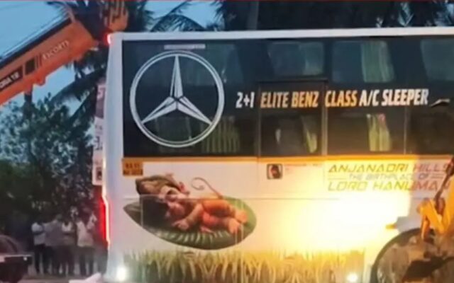 കോഴിക്കോടുനിന്ന് ബെംഗളൂരുവിലേക്ക് പോയ സ്ലീപ്പർ ബസ് ലോറിയുമായി കൂട്ടിയിടിച്ച് നാല് മരണം