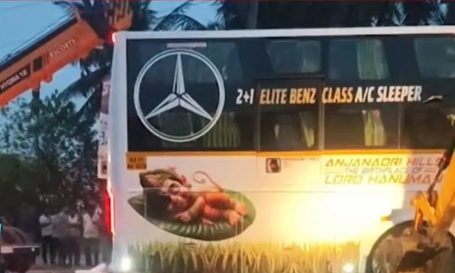 കോഴിക്കോടുനിന്ന് ബെംഗളൂരുവിലേക്ക് പോയ സ്ലീപ്പർ ബസ് ലോറിയുമായി കൂട്ടിയിടിച്ച് നാല് മരണം